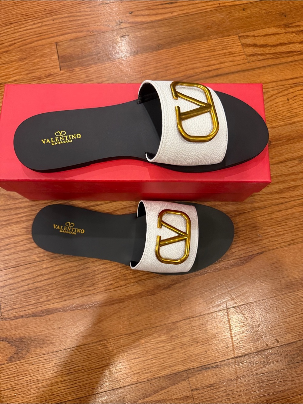 size 39 Valentino Garavani White Leather Slide Sandals with Gold VLogo